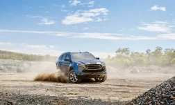 23MY-ISUZU-MU-X_EX_15_RHD_20_Center-Antenna_Camera-scaled